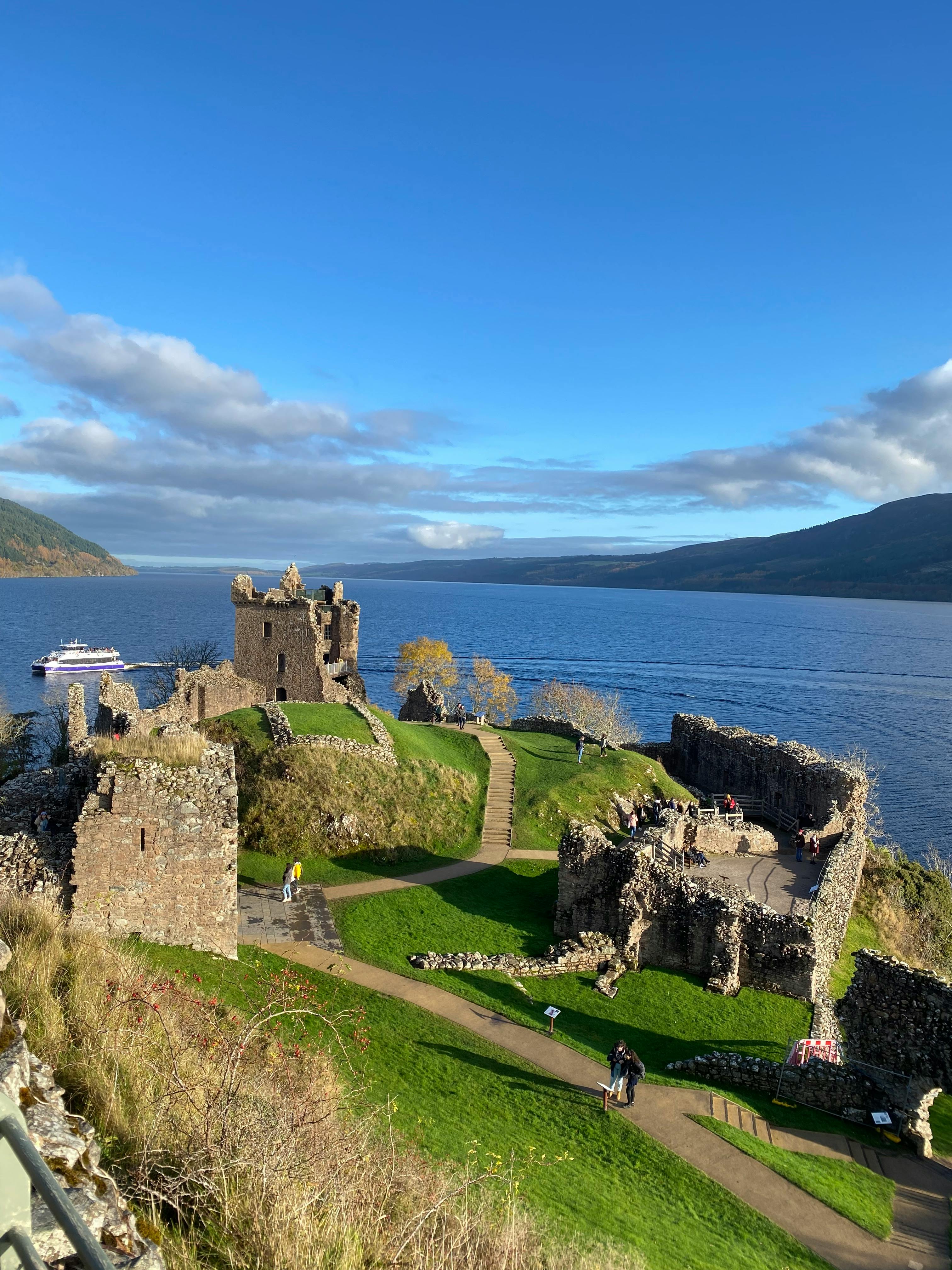 Rives du Loch Ness dans les Highlands écossais