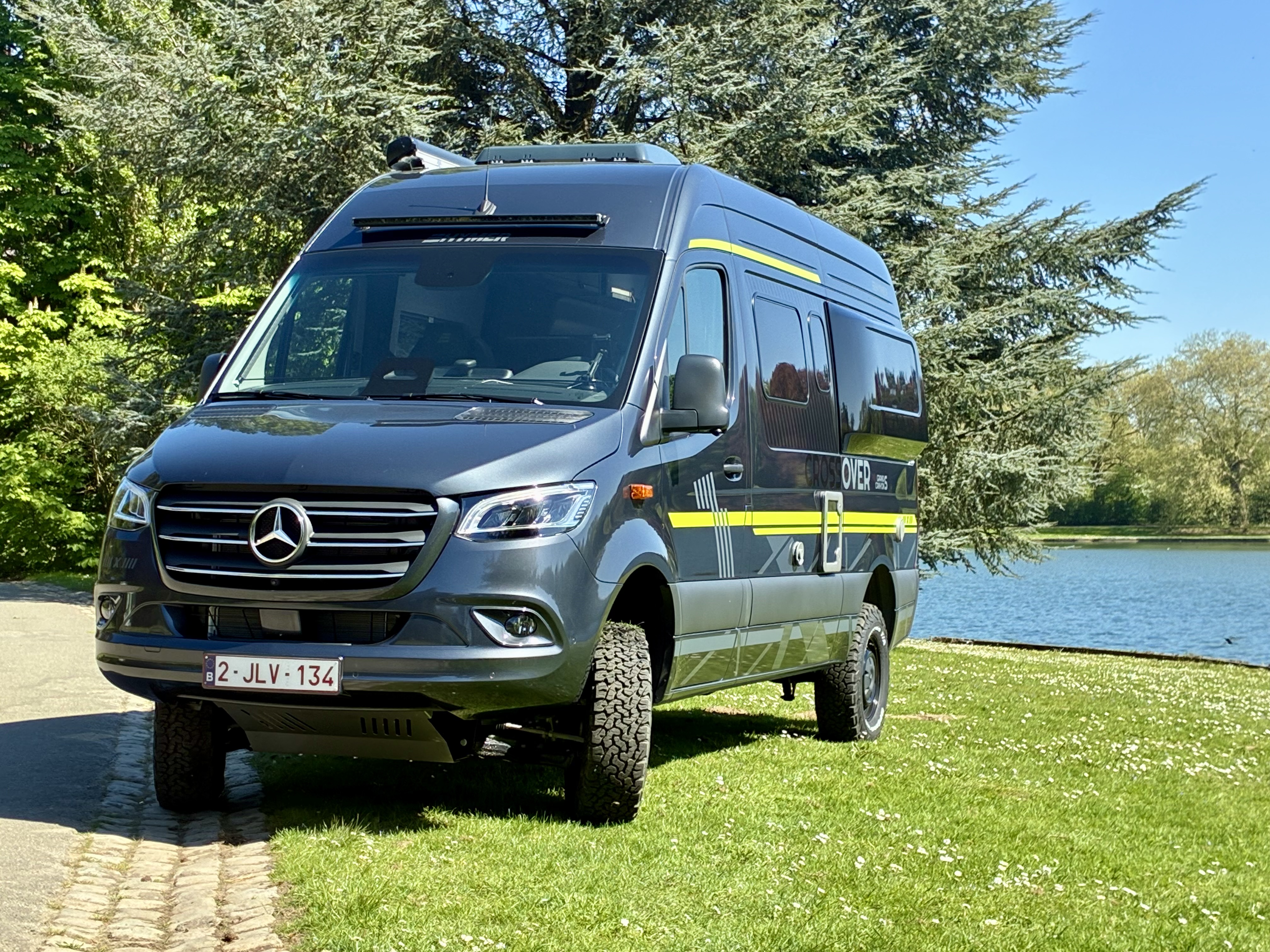 Hymer Grand Canyon S600 Cross Over — face avant sur route de montagne