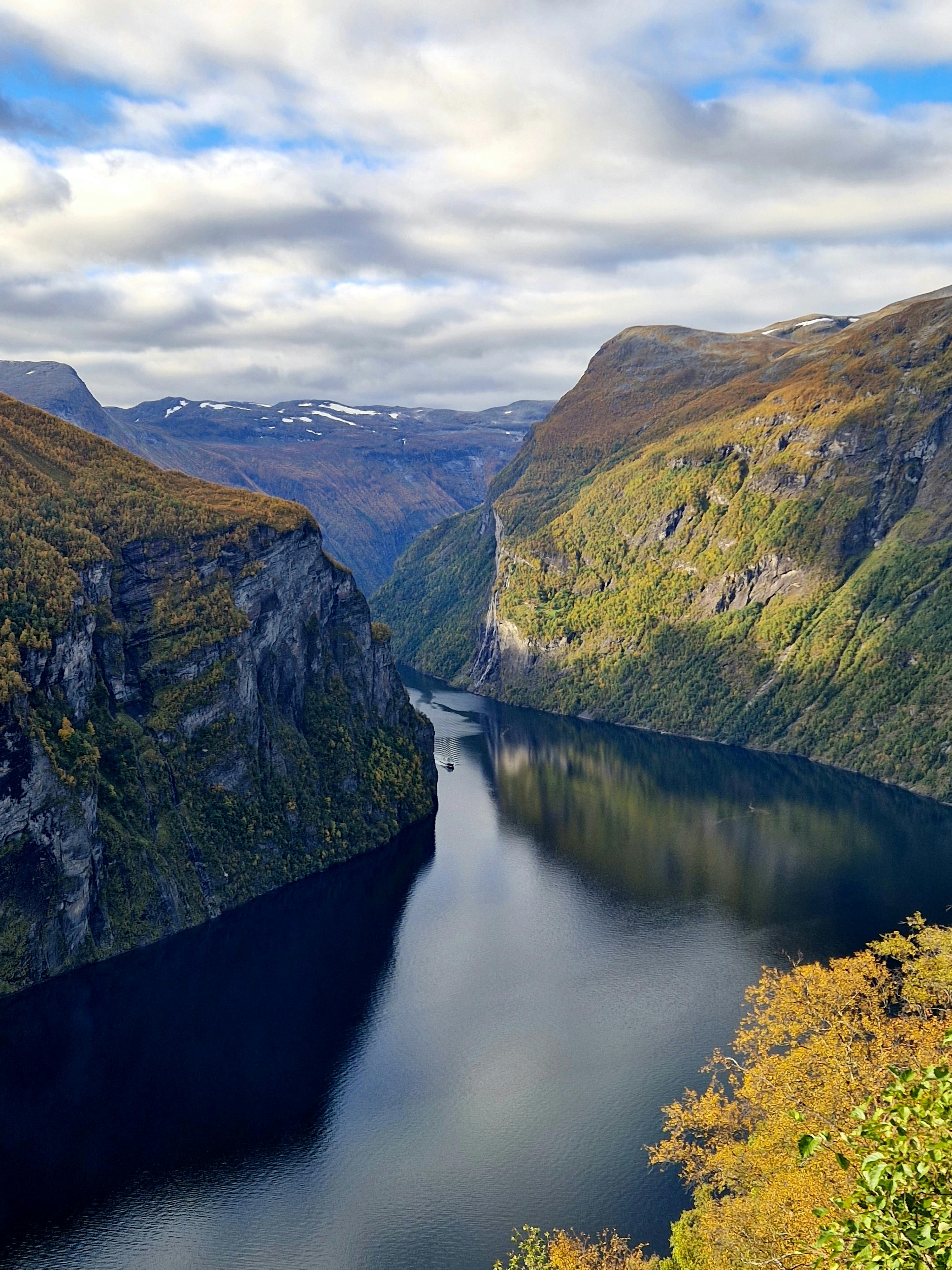 Fjord norvégien au crépuscule