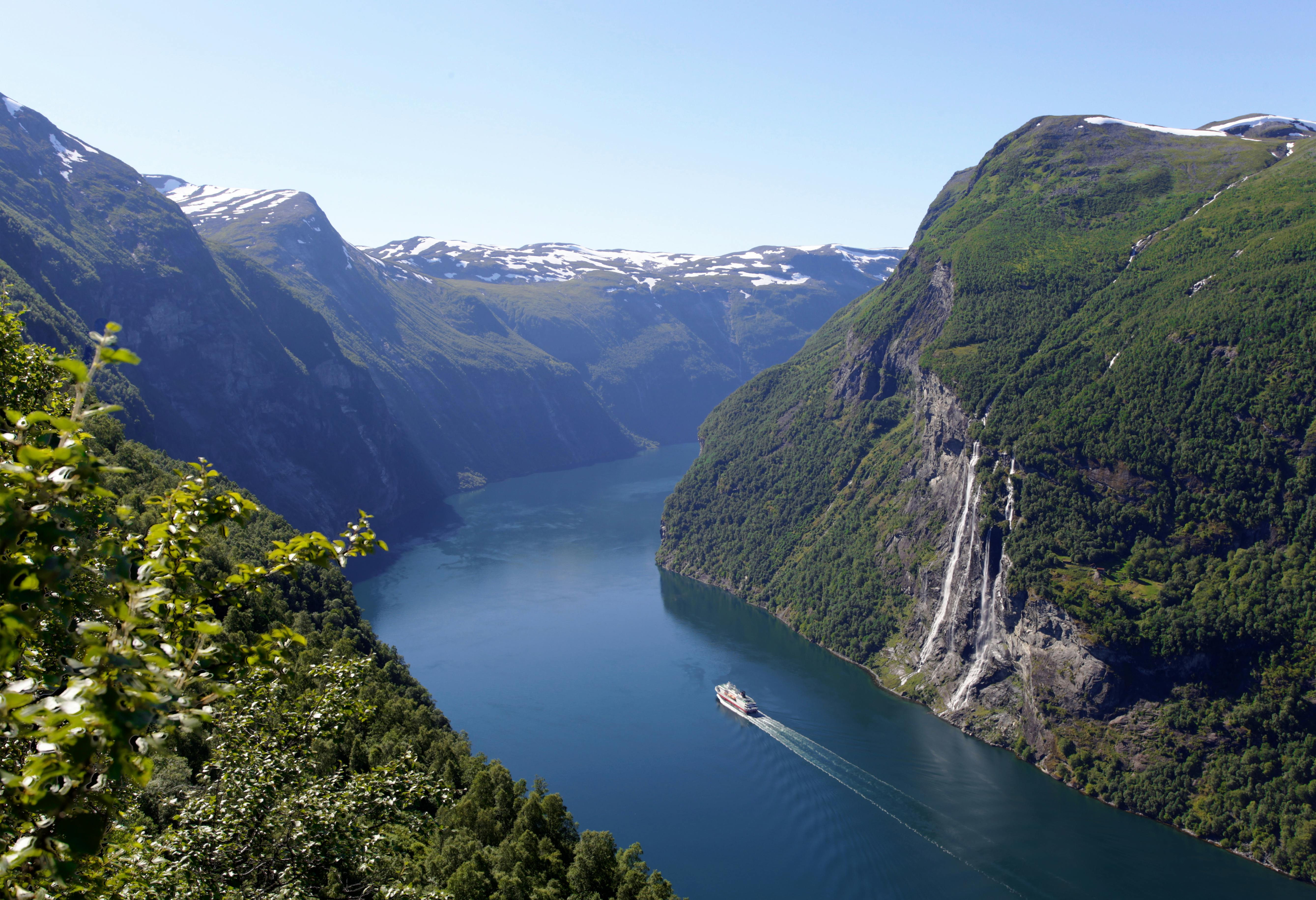 Fjord de Norvège au lever du soleil