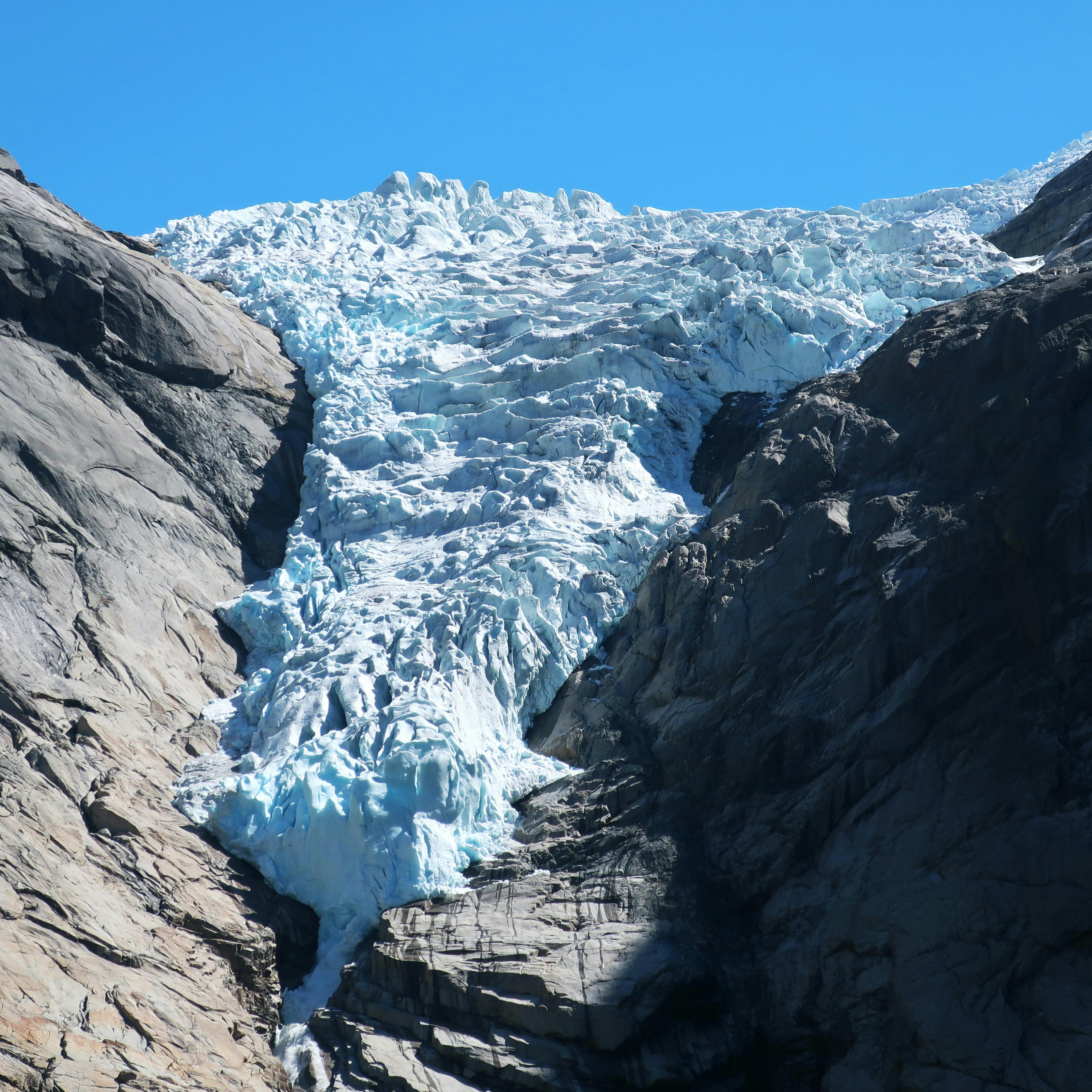 Sentier vers le glacier de Briksedal