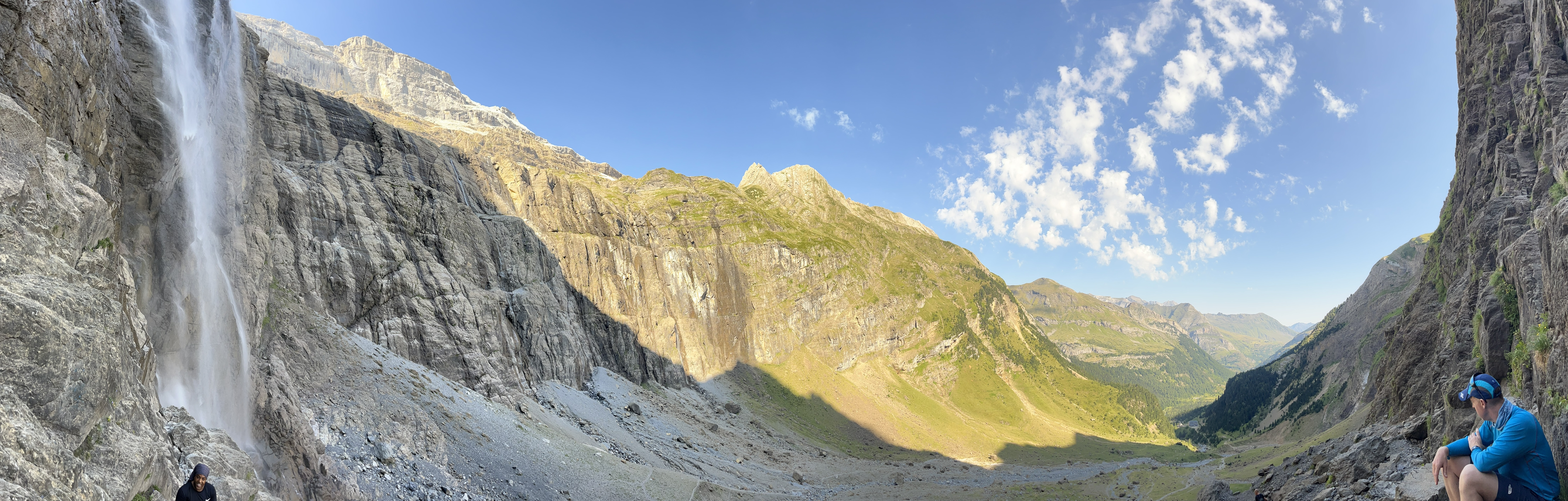 Vallée pyrénéenne : lac d'altitude entouré de forêts et de crêtes